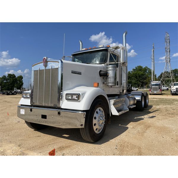 2018 KENWORTH W900 Day Cab Truck