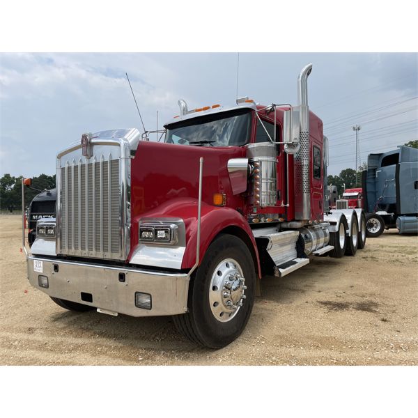 2016 KENWORTH W900L Sleeper Truck