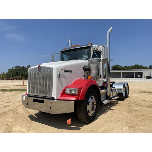 2014 KENWORTH T800 Day Cab Truck