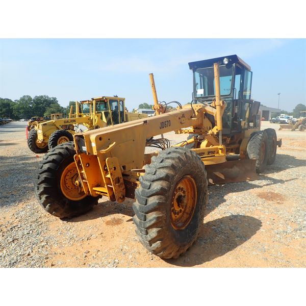 JOHN DEERE 670 Motor Grader