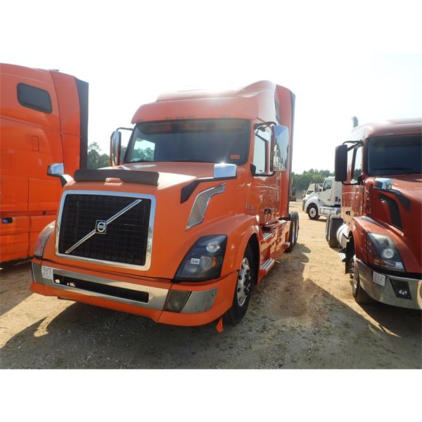 2015 VOLVO VNL Sleeper Truck