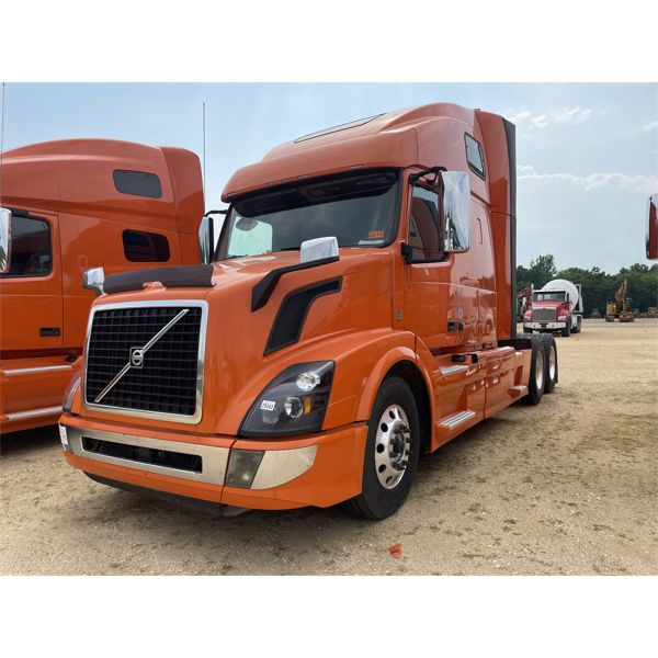 2016 VOLVO VNL Sleeper Truck