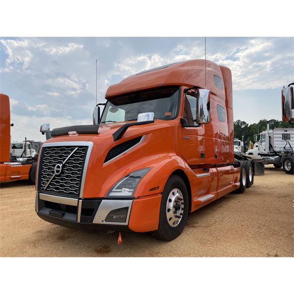 2020 VOLVO VNL Sleeper Truck