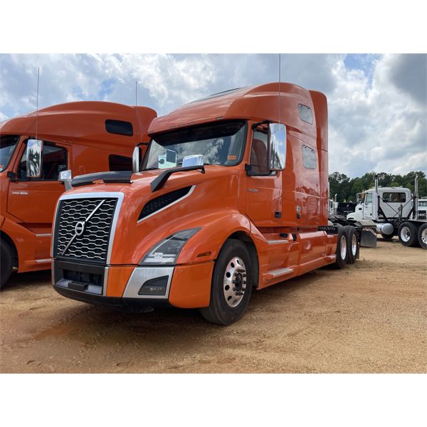 2020 VOLVO VNL Sleeper Truck