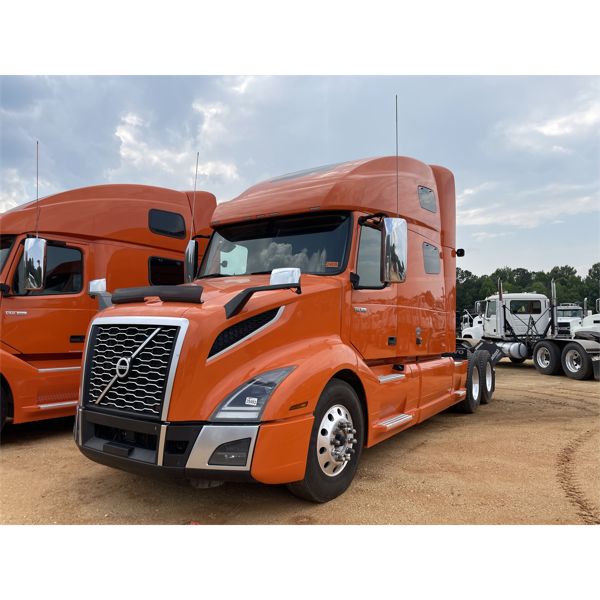 2020 VOLVO VNL Sleeper Truck