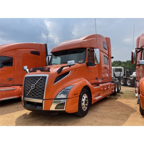 2020 VOLVO VNL Sleeper Truck