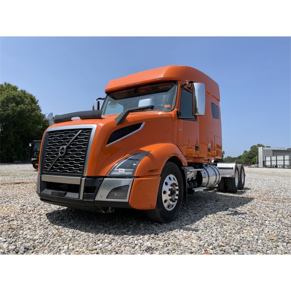 2019 VOLVO VNL Sleeper Truck