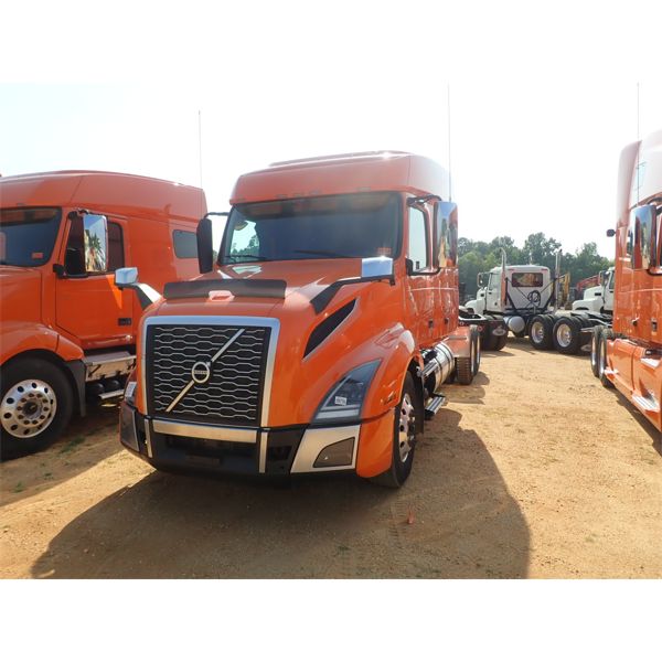 2019 VOLVO VNL Sleeper Truck