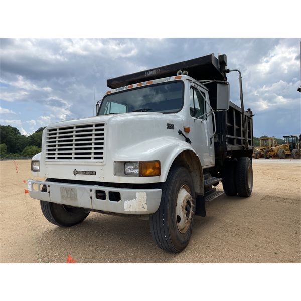 2001 INTERNATIONAL 4900 Dump Truck