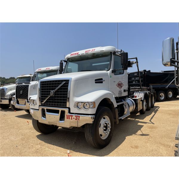 2020 VOLVO VHD Roll Off Truck