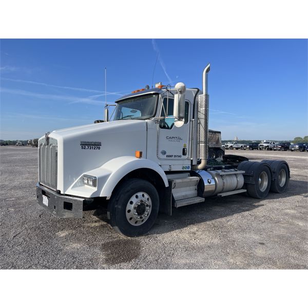 2012 KENWORTH T800 Day Cab Truck