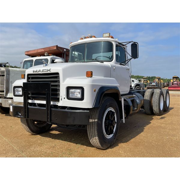 1993 MACK RD690SX Cab and Chassis Truck