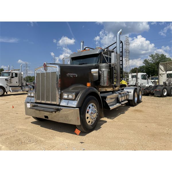 2017 KENWORTH W900L Day Cab Truck