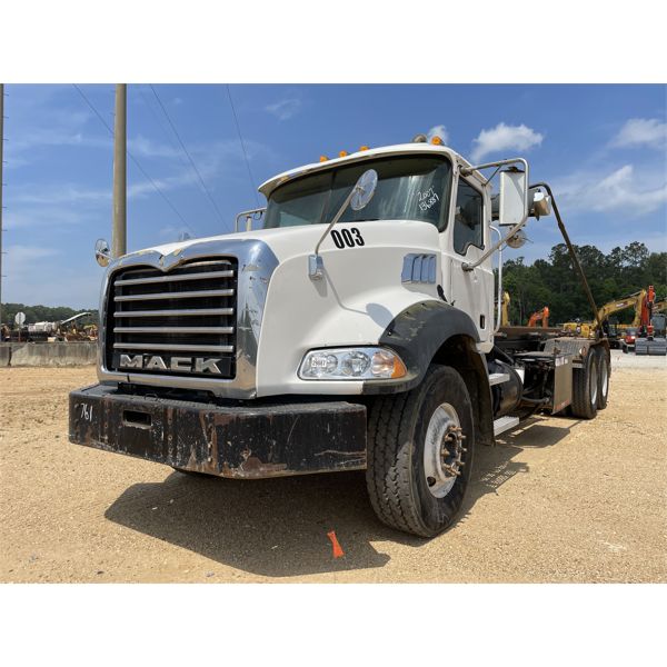 2007 MACK CT713 Roll Off Truck