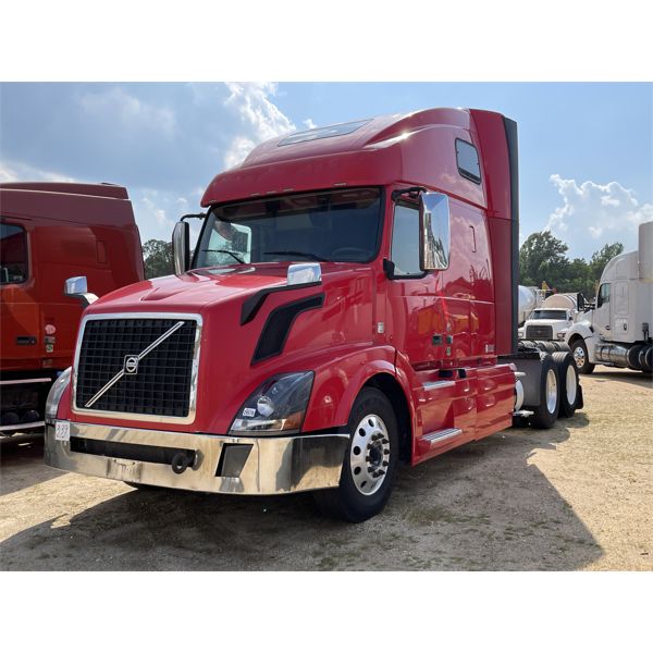 2013 VOLVO VNL630 Sleeper Truck