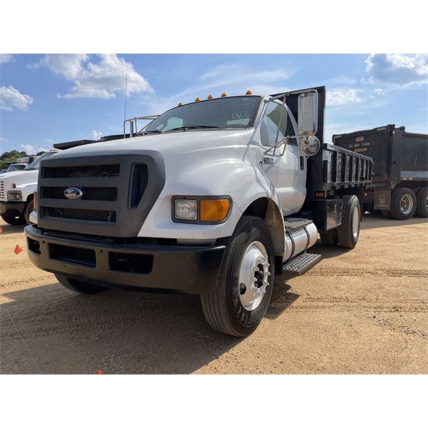 2011 FORD F750 XL Flatbed Truck