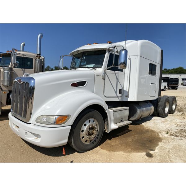 2013 PETERBILT 386 Sleeper Truck