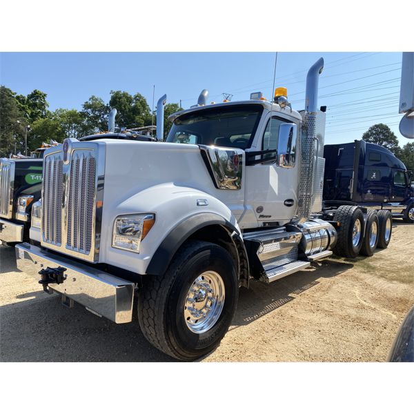 2020 KENWORTH W990 Day Cab Truck