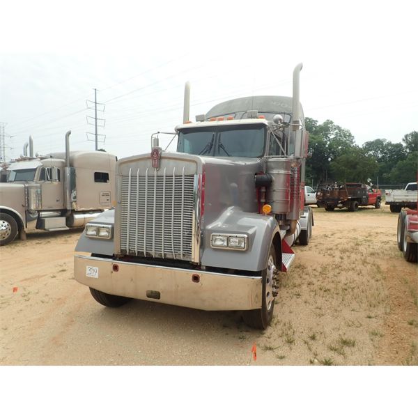 2004 KENWORTH W900L Sleeper Truck