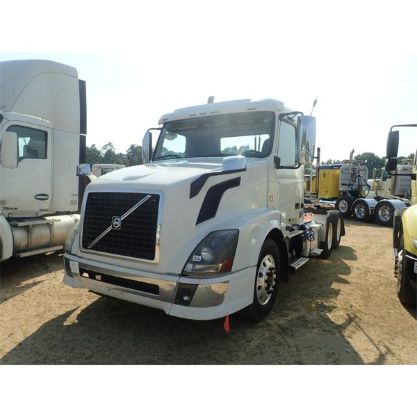 2014 VOLVO  Day Cab Truck