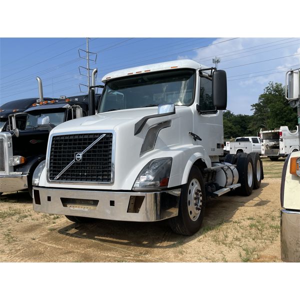 2007 VOLVO  Day Cab Truck