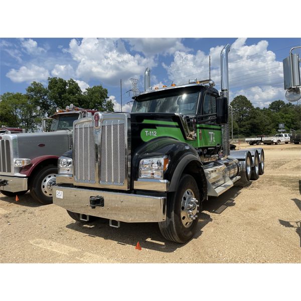2022 KENWORTH W990 Day Cab Truck