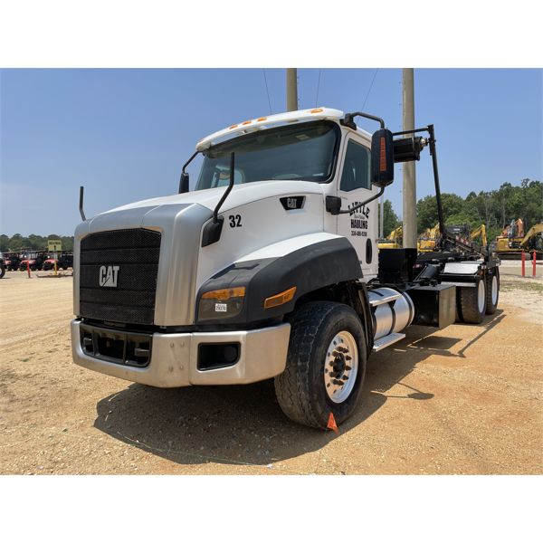 2014 CAT CT660S Roll Off Truck