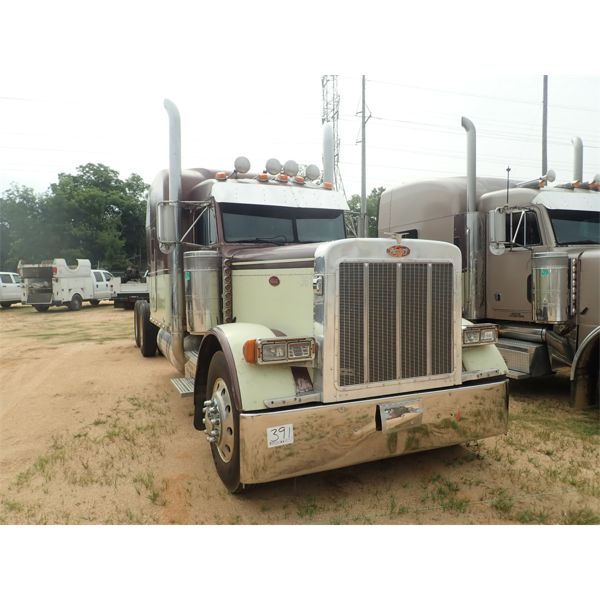 2003 PETERBILT 379 Sleeper Truck