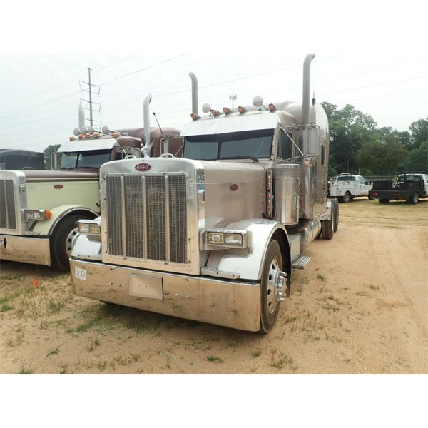 2003 PETERBILT 379 Sleeper Truck