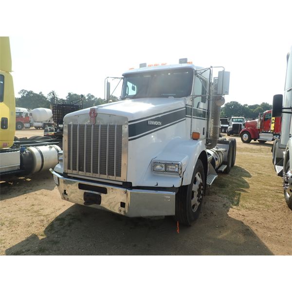 2014 KENWORTH T800 Day Cab Truck
