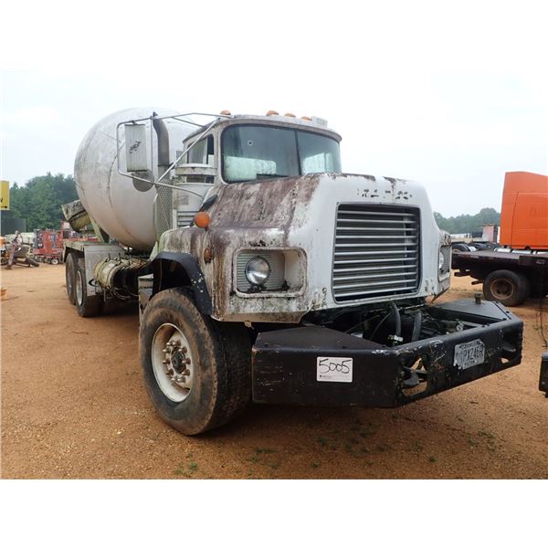 1999 MACK DM690S Concrete Mixer / Pump Truck