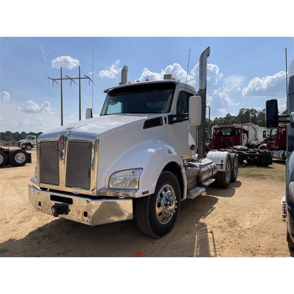 2017 KENWORTH T880 Day Cab Truck