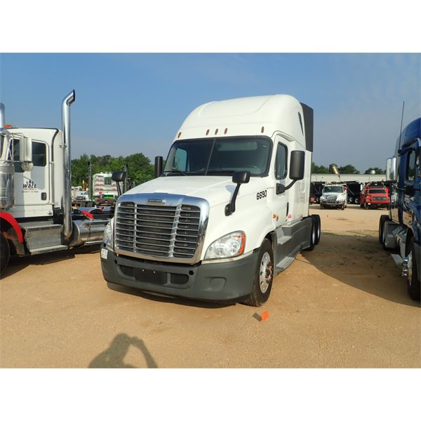 2016 FREIGHTLINER CASCADIA Sleeper Truck