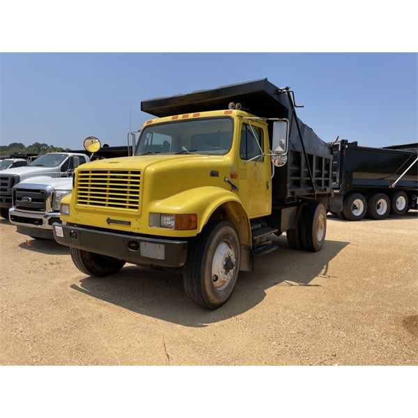 1997 INTERNATIONAL 4900 Dump Truck