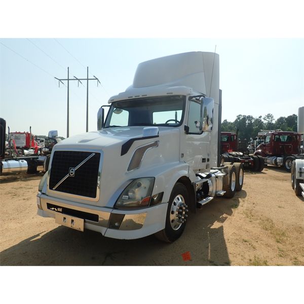 2015 VOLVO VNL Day Cab Truck