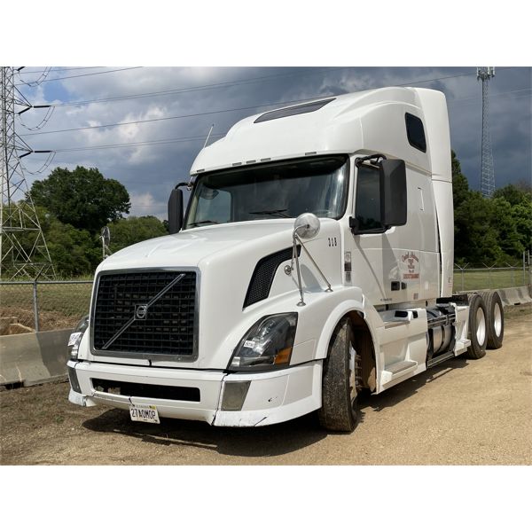 2013 VOLVO VNL Sleeper Truck