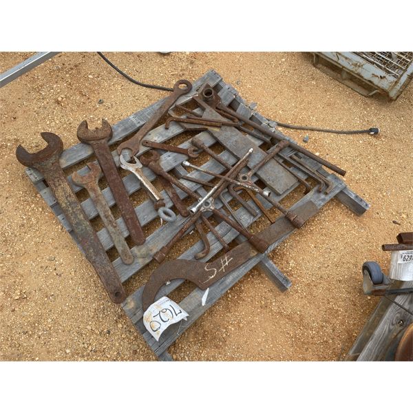 LARGE HAND TOOLS, WRENCHES 
