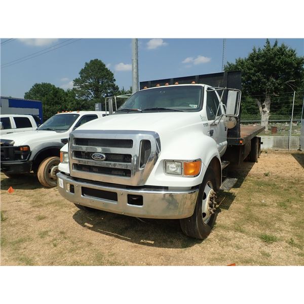 2005 FORD F650 XL Flatbed Truck