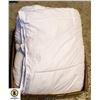 Image 1 : QUEEN SIZE WHITE COMFORTER / DUVET