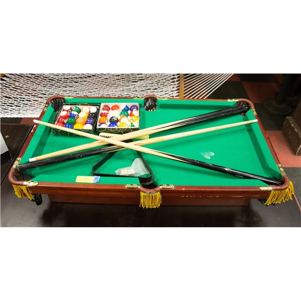 MINIATURE PRO POOL TABLE W/ 4 CUES & ACCESSOIRES