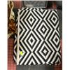 Image 1 : BLACK AND WHITE GEOMETRIC AREA RUG 6 X 8