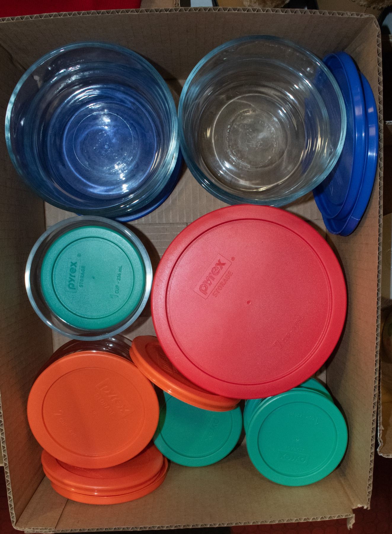 BOX WITH 25-PIECE PYREX CLEAR GLASS BAKE/