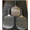 Image 4 : 3 NEW BROWNE STAINLESS STEEL PERFORATED PIZZA