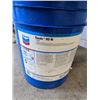 Image 2 : 5 GALLON PAIL OF CHEVRON RANDO HD46 OIL