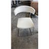 Image 2 : WHITE GLASSTOP TABLE WITH JACKNIFE LEAF AND 4 CHAIRS