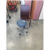 Image 1 : ACCENT CHAIR AND ROLLING STOOL