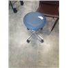 Image 2 : ACCENT CHAIR AND ROLLING STOOL