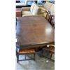 Image 2 : ANTIQUE DINING TABLE WITH 2 LEAFS AND 6 CHAIRS