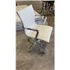 Image 2 : WHITE LEATHER LOOK ROLLING OFFICE CHAIR