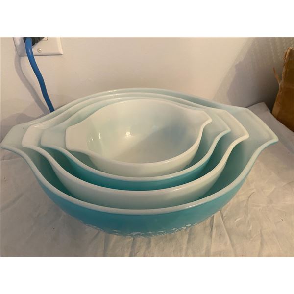 Pyrex nesting bowls